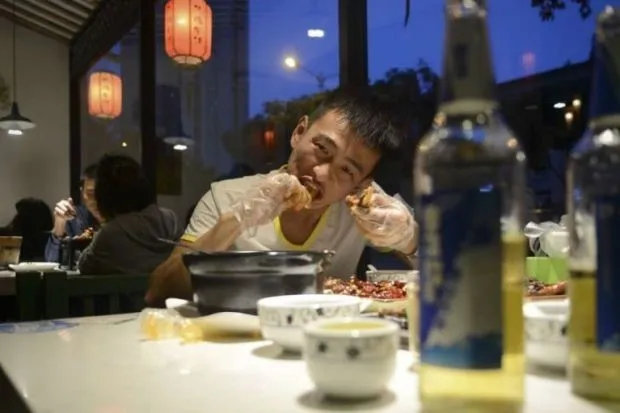 Một thực khách tại Tứ Xuyên đang thưởng thức món đầu thỏ.
