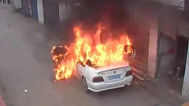 Việc xử lý khi ô tô bị cháy cũng khác nhau tùy thuộc vào tình hình cụ thể.
