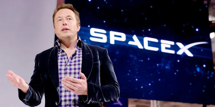 Elon Musk là nhà sáng lập và giám đốc điều hành tại tập đoàn SpaceX.