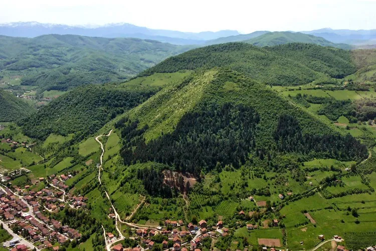 Kim tự tháp Mặt Trời ở Bosnia.