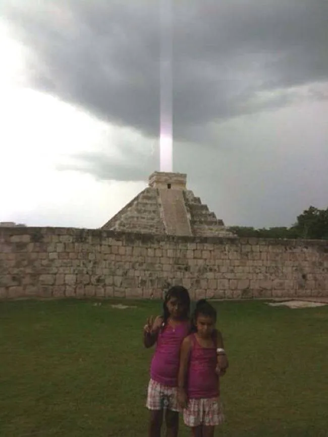 Chùm sáng phát ra từ đỉnh Kim tự tháp "El Castillo" ở bán đảo Yucatan, Mexico.