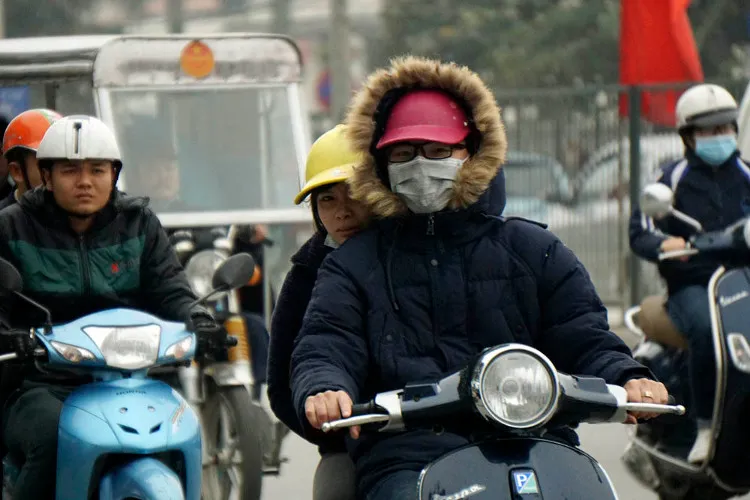 Không khí lạnh tăng cường khiến nền nhiệt Hà Nội giảm mạnh, trời rét đậm.