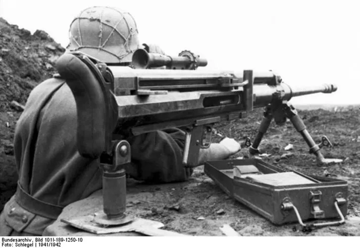 Kèm theo đó, sự phát triển nhanh như vũ bão của xe tăng khi lớp giáp tăng dần lên tới cả trăm milimet khiến cho các mẫu súng này trở nên dần vô dụng
