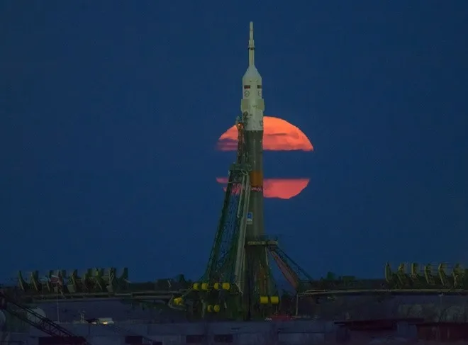 Siêu Trăng được nhìn thấy sau tên lửa Soyuz tại bãi phóng phức hợp Baikonur, Kazakhstan hôm 14/11.