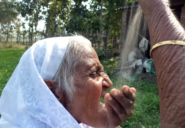 Bà Kusma Vati, 78 tuổi, nghiện ăn cát và đá sỏi đến mức dành nhiều giờ để tìm kiếm.