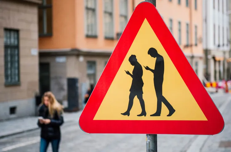 Biển cấm dùng điện thoại thông minh ở Stockholm, Thụy Điển.