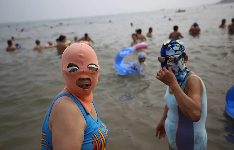 Những người phụ nữ mặc trang phục facebikini ở Trung Quốc.