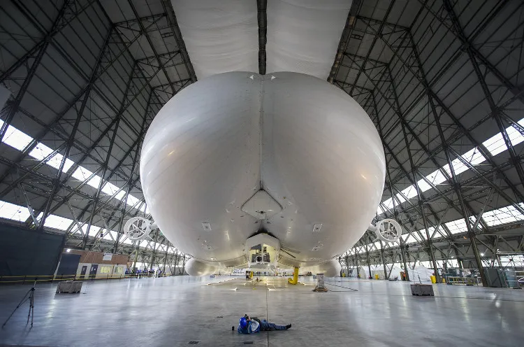 Chiếc máy bay lớn nhất thế giới Airlander 10 ở Bedfordshire, Anh.