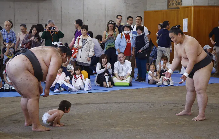 Một đứa trẻ tham gia trận đấu sumo ở Tokyo, Nhật Bản.