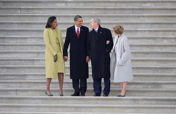 Vợ chồng thống Obama cùng vợ chồng Tổng thống Bush tại lễ nhậm chức của ông Obama năm 2009.