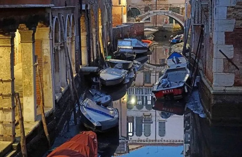 Trong 2 năm liên tiếp, thủy triều ở Venice (Italy) chạm mức thấp kỷ lục khiến cho toàn thành phố này thiếu nước trầm trọng.