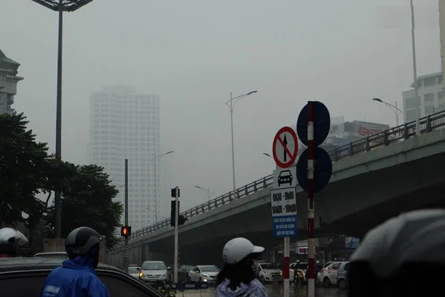 Nhiều tòa nhà cao tầng chìm sâu trong lớp sương mù.