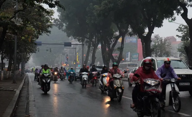 Người đi đường phải bật đèn để đảm bảo an toàn giao thông.