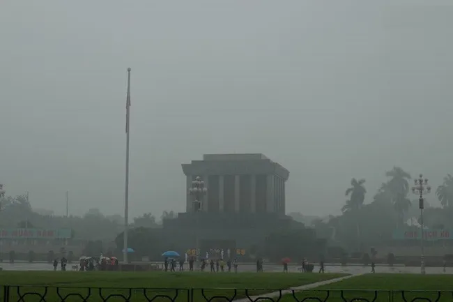 Lăng Bác mờ ảo trong màn sương sớm.