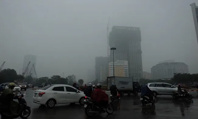 Trong hình là một tòa nhà đang xây trên đường Xuân Thủy (Cầu Giấy) ẩn hiện mập mờ.