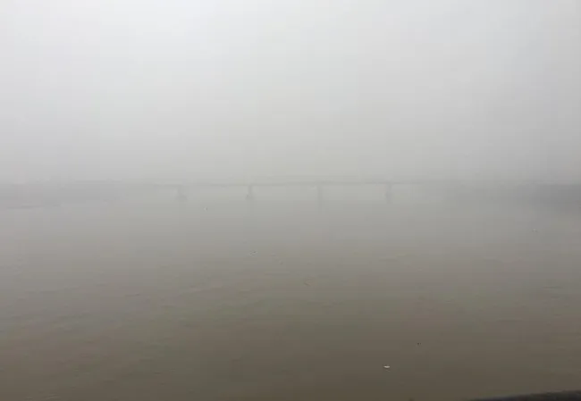 Gần trưa, cầu Chương Dương chìm hẳn trong lớp sương mù.