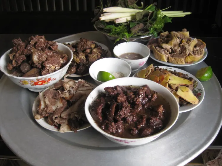 Cả ba miền Bắc - Trung - Nam đều kiêng thịt chó vào những ngày đầu năm.