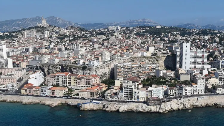 Nhiều tiếng nổ lớn xuất hiện ở thành phố Marseille của Pháp.