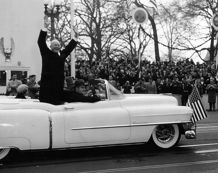 Tổng thống Eisenhower vẫy chào người dân trong cuộc diễu hành sau lễ nhậm chức ngày 20/1/1953.