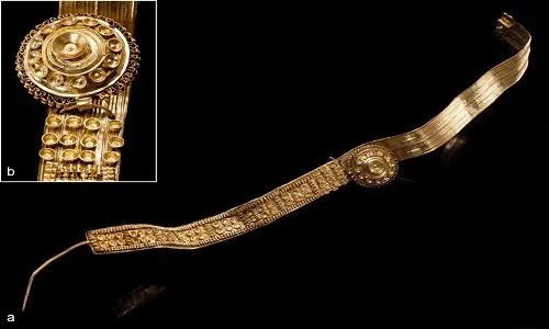 Một trang sức bằng vàng khác dài 28,5cm tìm thấy trên cơ thể người phục nữ.