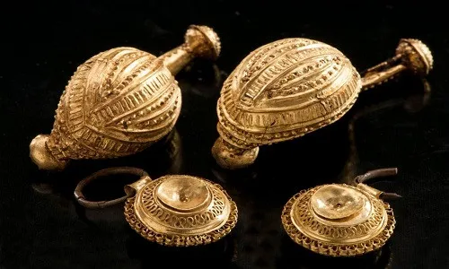 Hai đôi khuyên tại trên hài cốt người phụ nữ được cho là công chúa Celtic và bé gái.
