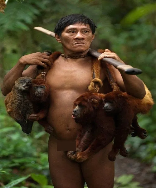 Bộ tộc Huaorani chia rõ vai trò các thành viên trong gia đình: đàn ông đi săn bắn và phụ nữ ở nhà nuôi con.