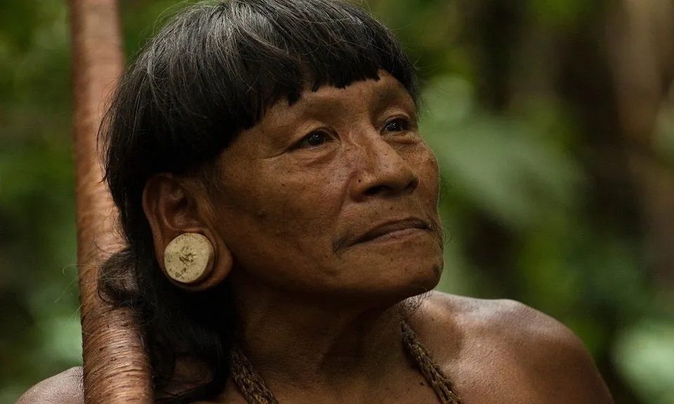 Người Huaorani cũng biết làm đẹp, họ kéo dài dái tai và đeo đồ trang sức bằng gỗ hoặc xương động vật đã qua mài giũa.