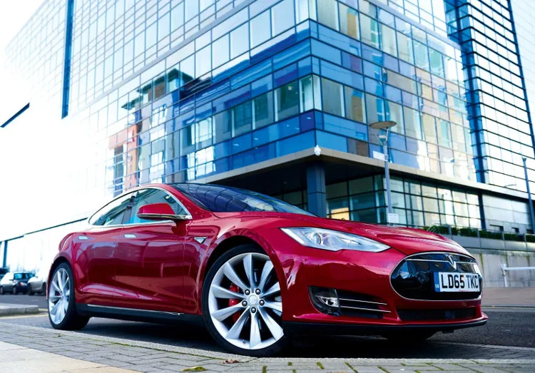 Model S 100D là một phiên bản có tính năng sáng giá.