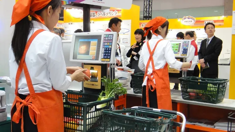 Quá trình thanh toán tự động dẫn tới việc chúng ta có thể không cần những người làm nhân viên thu ngân nữa.
