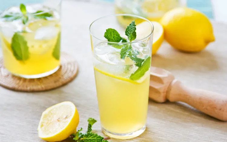 Nước chanh không có tác dụng giải rượu mà nó là axit.