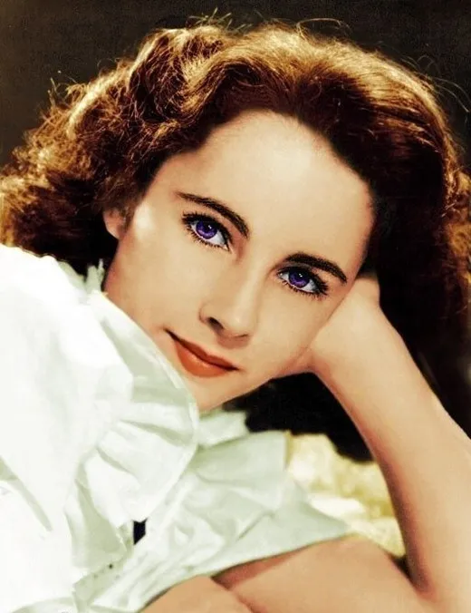 Nhiều người tin rằng huyền thoại Elizabeth Taylor là người có đôi mắt tím.