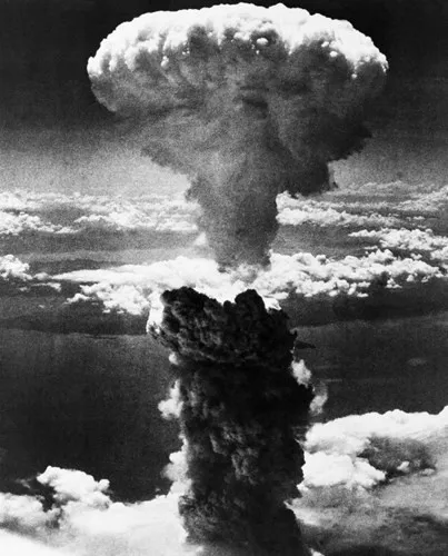 Ngày 9/8/1945, Mỹ thả quả bom hạt nhân thứ 2 xuống Nagasaki, Nhật Bản,