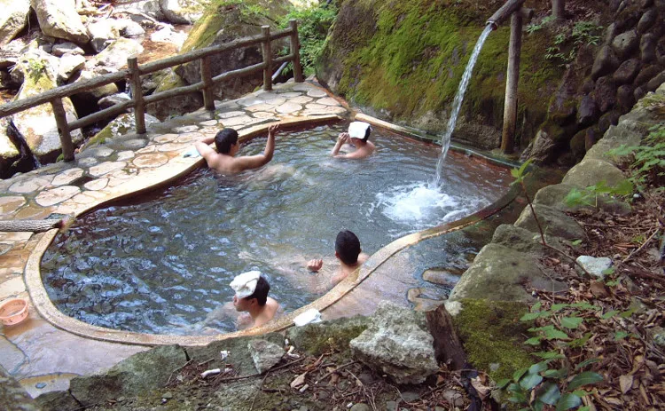 Những người ngâm mình dưới nước đều để một chiếc khăn nhỏ trên đầu.