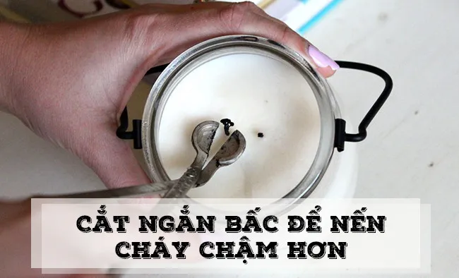 Cắt ngắn đoạn bấc ở đầu cây nến, nến sẽ cháy vừa phải, không quá to và chảy chậm hơn.