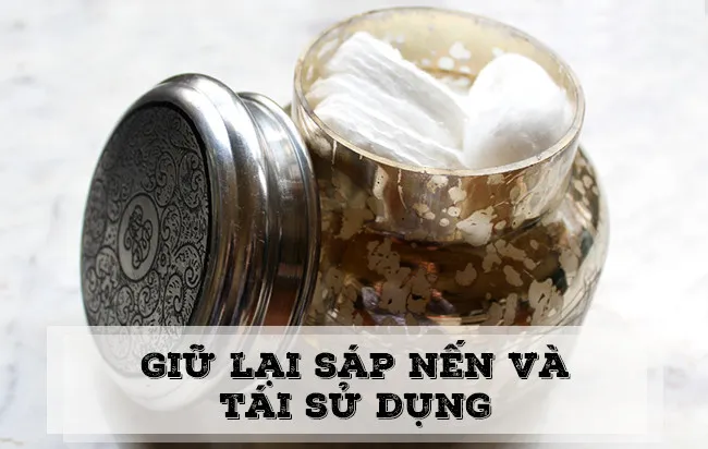 Sau khi thắp nến xong, bạn hãy thu thập và giữ lại sáp nến còn thừa.