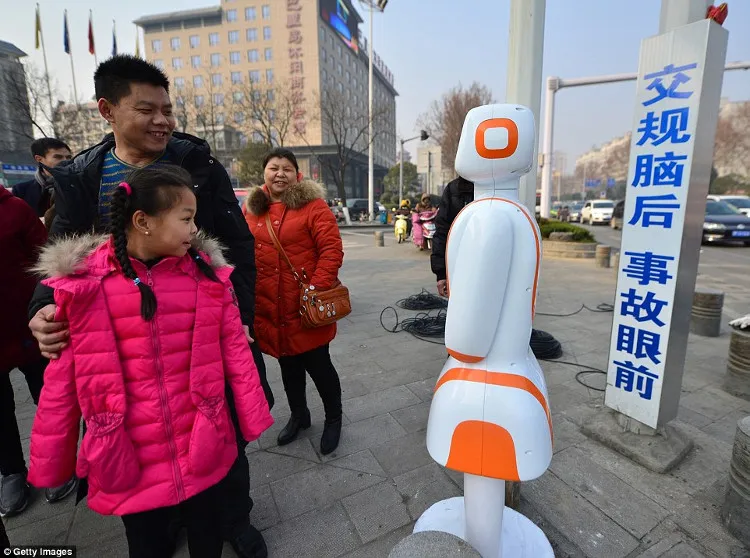 Robot nhắc nhở người tham gia giao thông hành xử đúng mực.