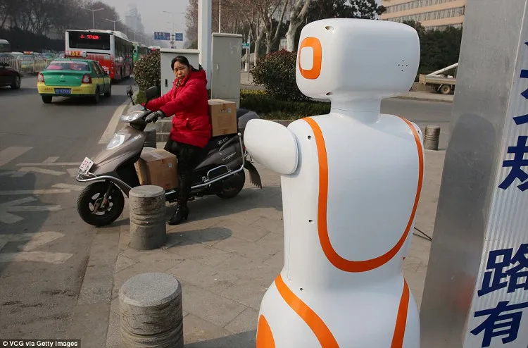 Chú cảnh sát robot này có thể đưa ra tín hiệu hướng dẫn giao thông bằng cánh tay của mình.