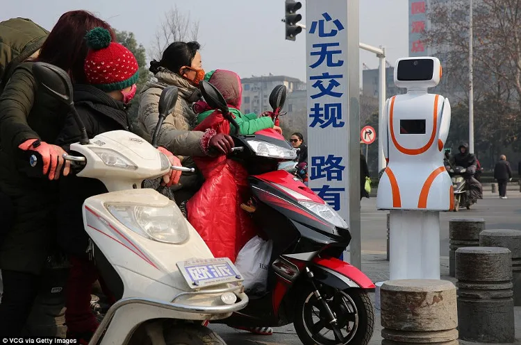 Cảnh sát robot được lắp ở ngã tư đường.