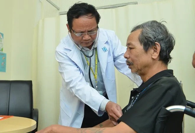 PGS.TS.BS Lê Tiến Dũng, Trưởng khoa Hô hấp, Bệnh viện Đại học Y Dược, khám cho bệnh nhân.