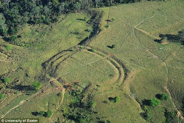 Vòng tròn khổng lồ bí ẩn - còn được gọi là geoglyph.