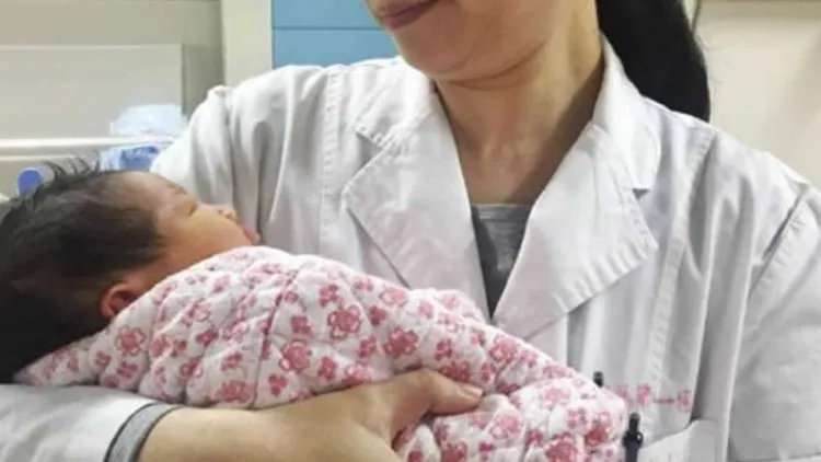 Bé trai nặng 3,8kg được sinh ra nhờ phôi thai đông lạnh 16 năm của mẹ.