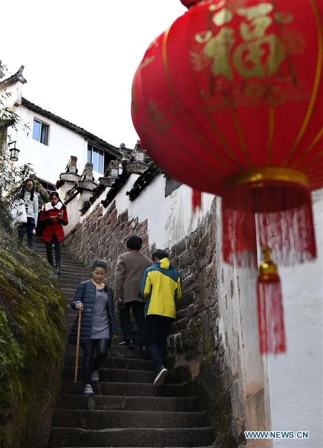 Khách du lịch tham quan làng Tề Vân Sơn.