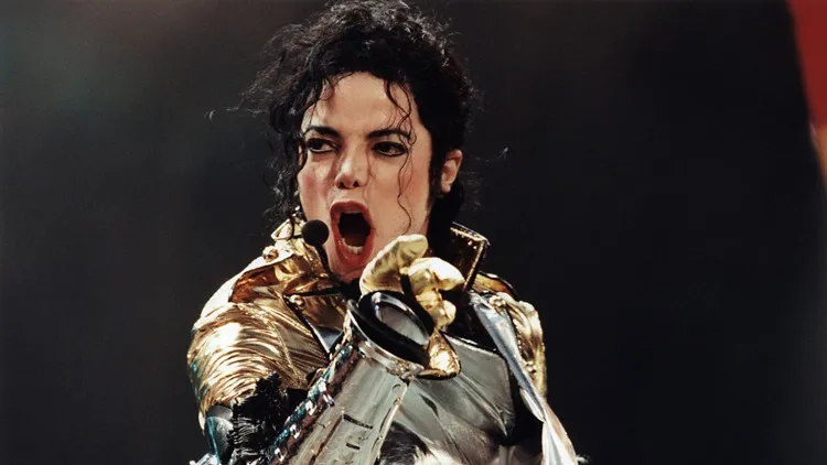 Huyền thoại Micheal Jackson với mái tóc xoăn đặc trưng.