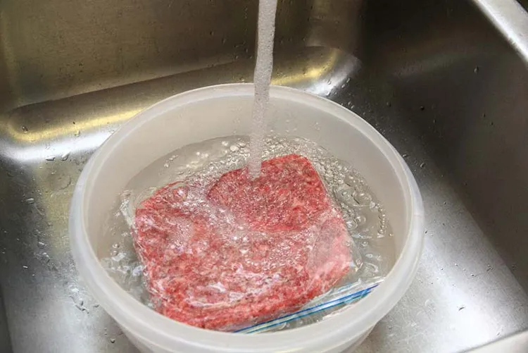 Nên rã đông thịt sống bằng cách đặt xuống ngăn mát tủ lạnh hoặc ngâm trong nước lạnh.
