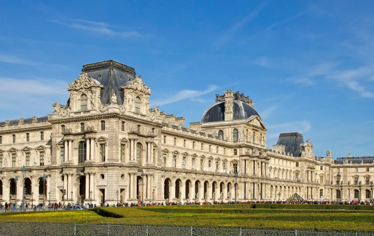 Cung điện Louvre