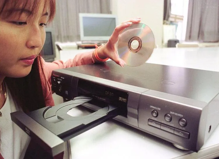 Đầu năm 1997, các sản phẩm DVD lần đầu xâm nhập thị trường Mỹ.