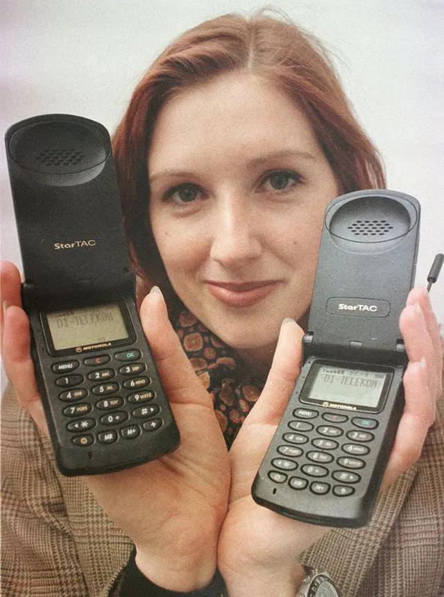 Motorola StarTAC là chiếc điện thoại di động cá nhân đầu tiên