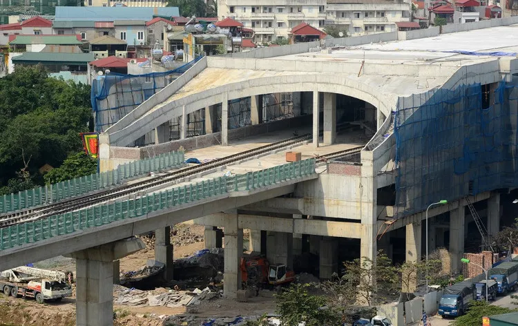 Nhà ga lớn nhất toàn tuyến (ga số 1) ở điểm đầu Cát Linh đang trong quá trình hoàn thiện.