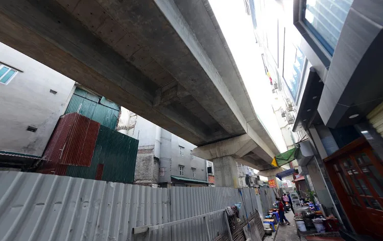 Khoảng cách tối thiểu từ đường tàu tới nhà dân khoảng hơn 2m.