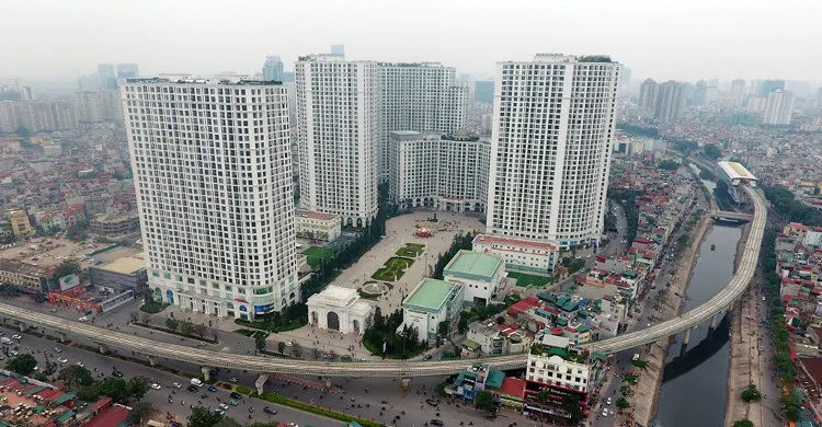 Sau khi ra khỏi ga Láng, tàu sẽ tiếp tục đi theo đường cong lớn vòng qua Ngã Tư Sở
